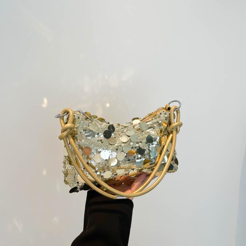 

Beautiful single shoulder messenger bag niche design personalized bag women s 2025 new autumn fashion foreign style underarm bag золотой