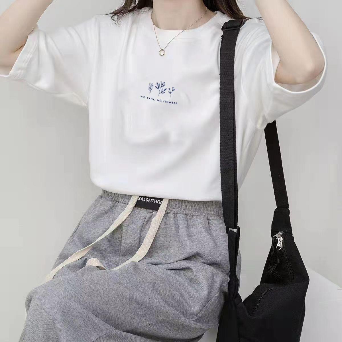 

Женская футболка свободного кроя с круглым вырезом и растительным принтом — тренд лета 2024 года M