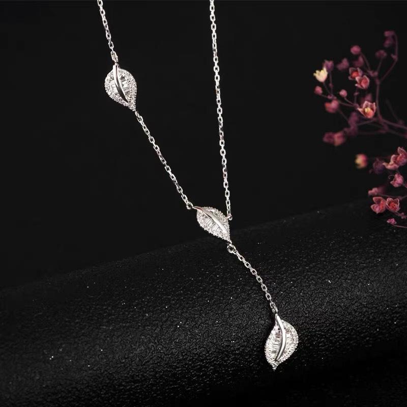 Three-Leaf Clavicle Chain: Simple, Versatile, Non-Fading Women's Necklace in Trendy Ins Style
