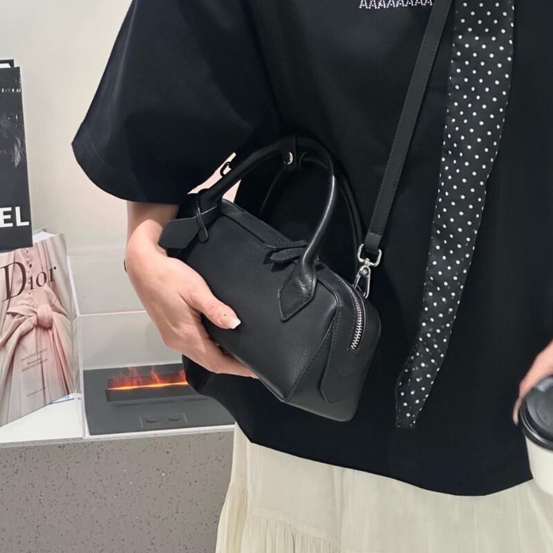 Douxiaozhu Leather Baguette Shoulder Bag