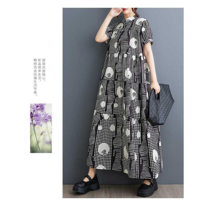 Vestido solto plus size de manga curta com estampa fashion e comprimento médio