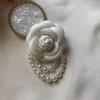Handgefertigte Kamelien-Brosche im französischen Stil - Retro-Stoffblumen-Corsage für Jacken