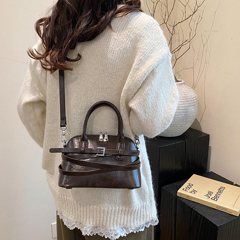 

Autumn and winter new models, popular bags this year, women s retro Sen Meng casual niche messenger bag, portable shell bag 23*8*14