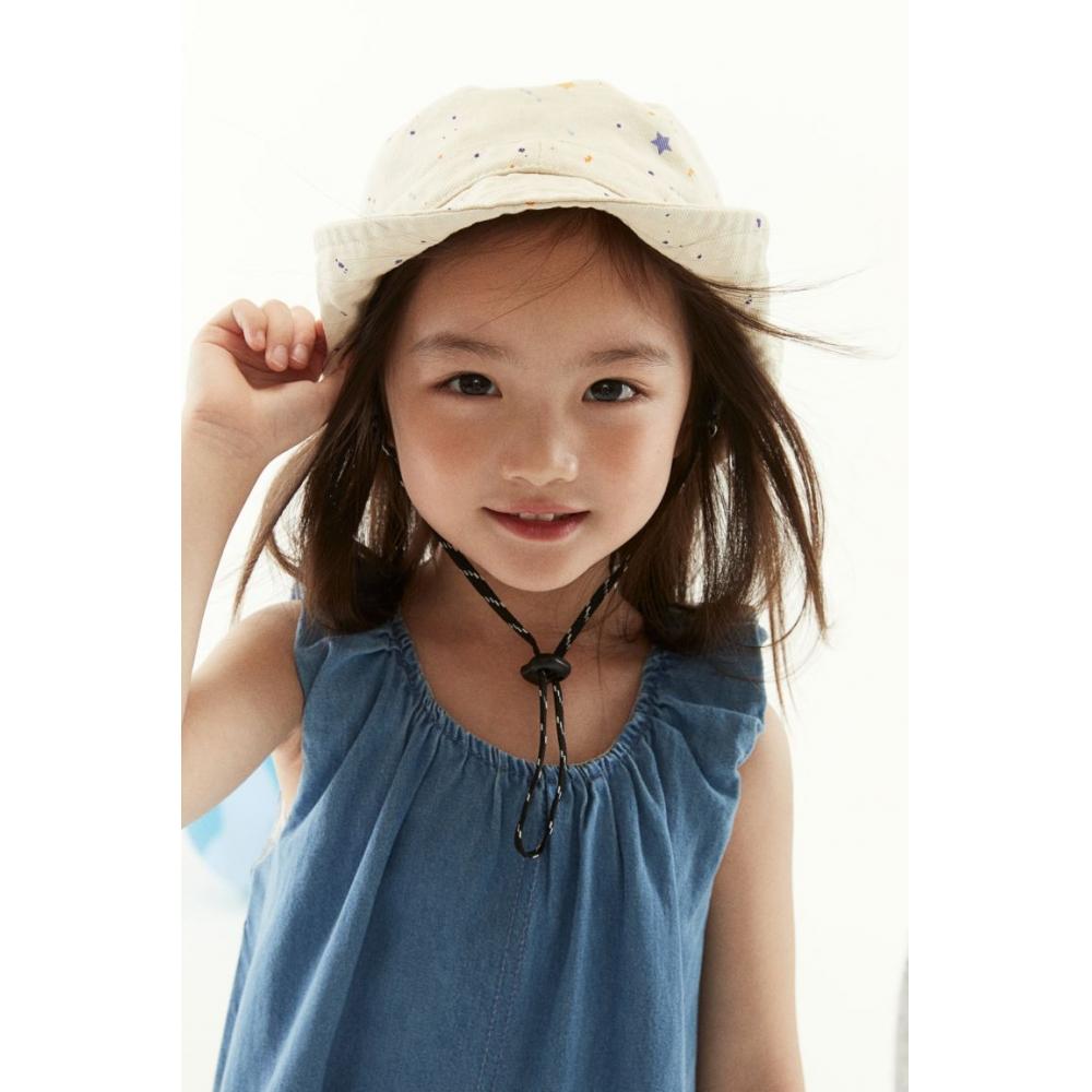 

Панама HM Snap Button с заклепками и полями Светло-бежевая с рисунком