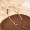 Elegante Bracciale Dorato Minimalista a Bracciale Aperto con Estremità Piatte Sottili, Versatile Accessorio di Moda per l'Uso Quotidiano e le Feste