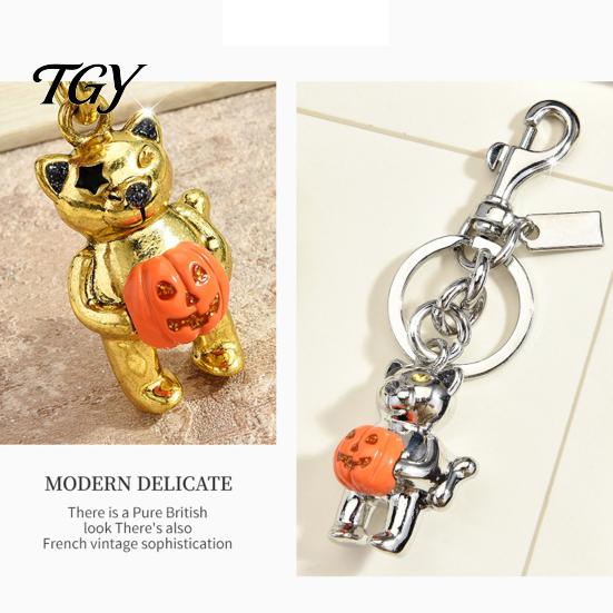 Halloween Keychain Cat Holding Pumpkin Keychain, Metal Car Key Holder Ring Holder, Backpack Handbag Hanging Decorative Accessory Pendant