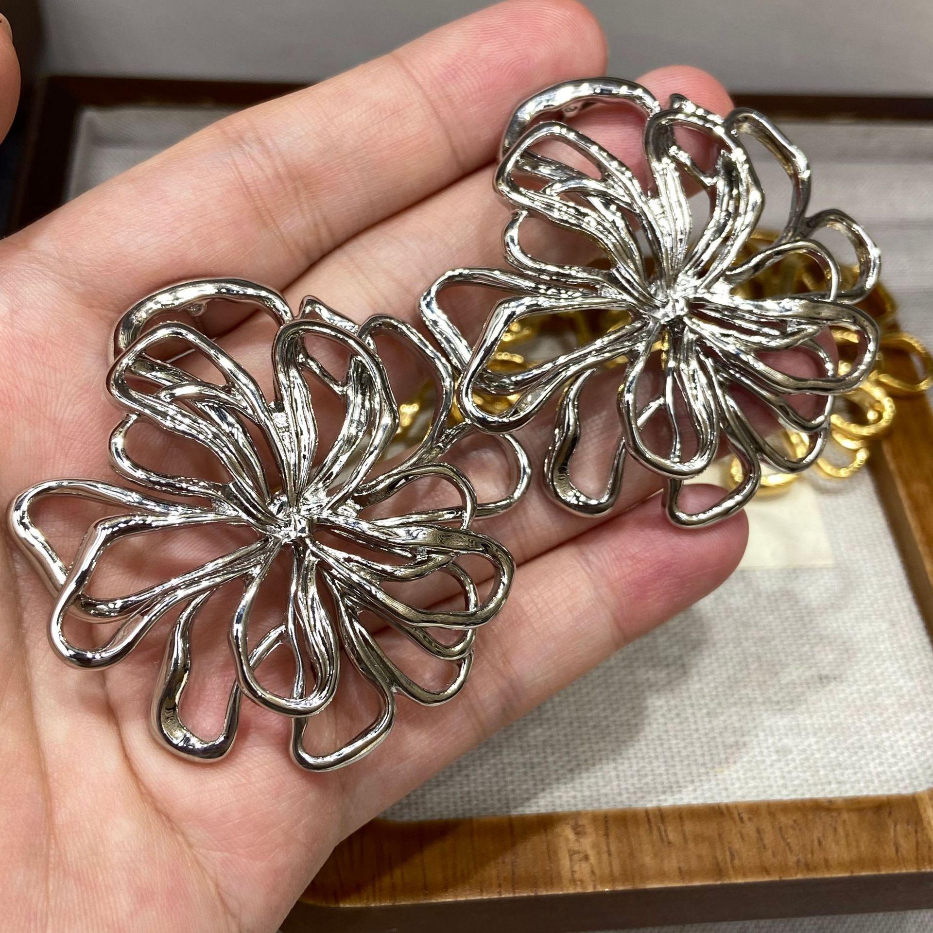 

Fashion Trend Personality High-Grade Hollow Flower Stud Earrings Are Suitable For Women S Daily Vacation Wear