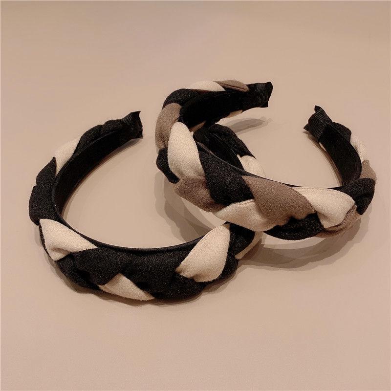 Hepburn Style Knitted Fishtail Braid Wide-Brimmed Headband for Women - Versatile and Elegant Hair Accessory