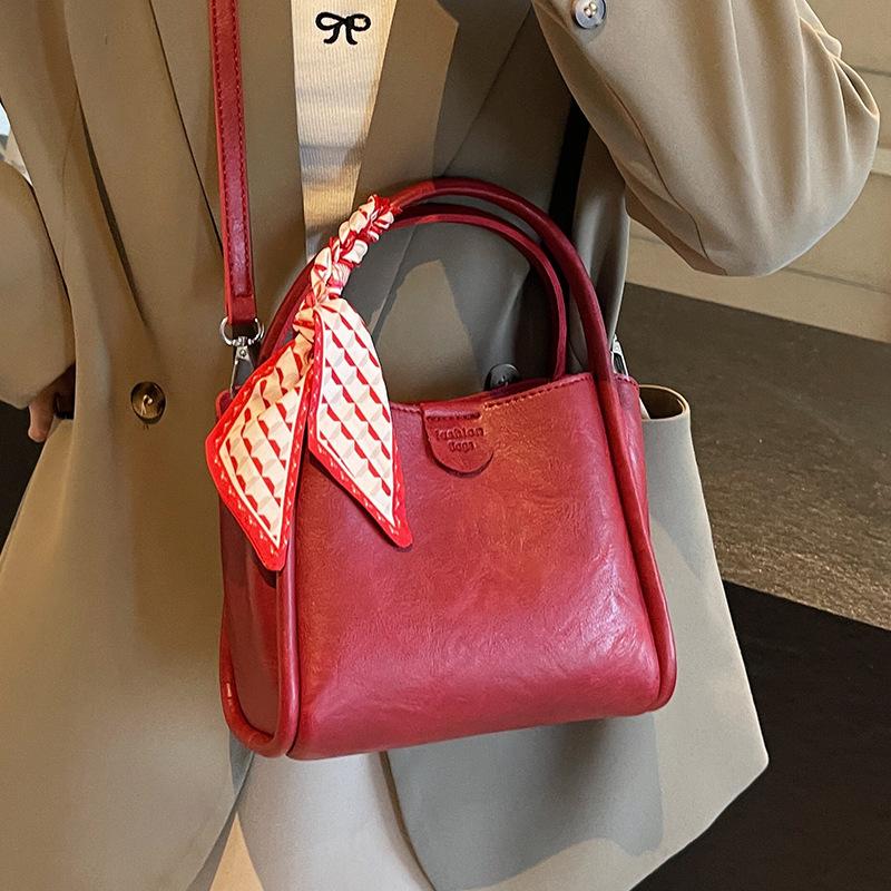 This Year, Korean Niche Retro and Simple Portable Bucket Bags Are Popular, Fashionable and Versatile Commuter Textured Women's Messenger Bags.