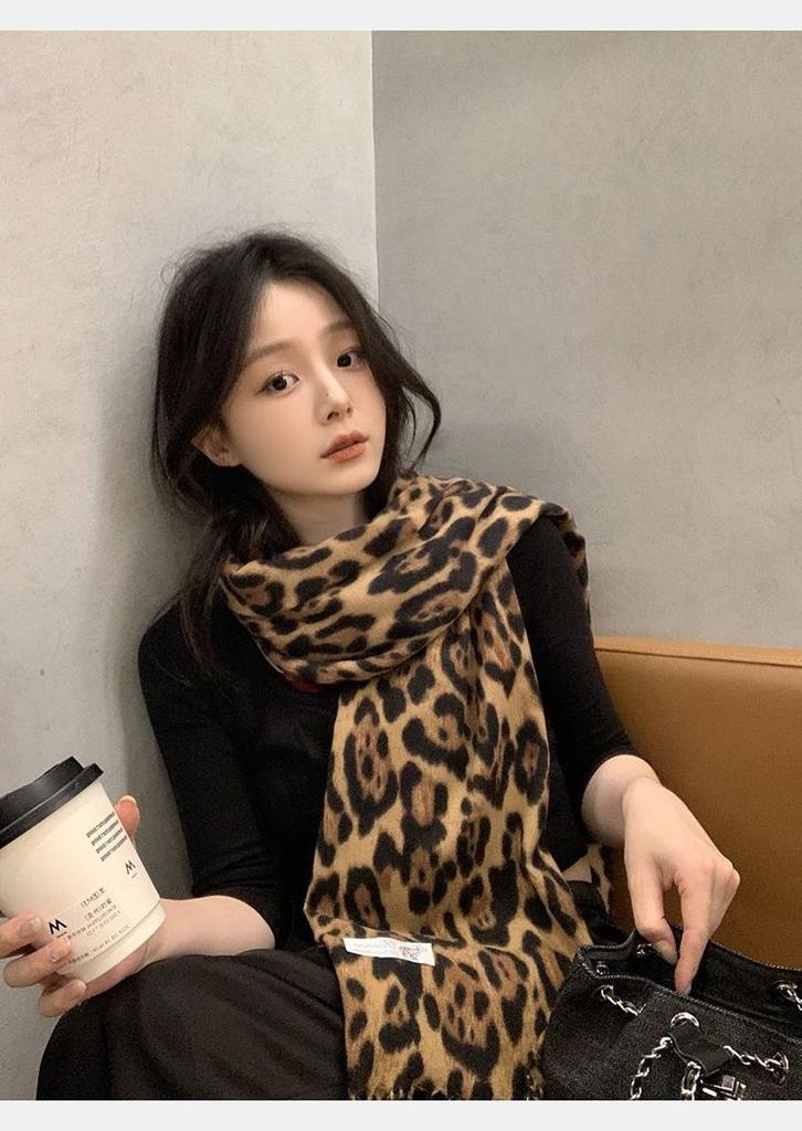Sweet and cool retro leopard print fringed scarf female 1116 new millennium spice girl style autumn and winter thickened shawl scarf to keep warm