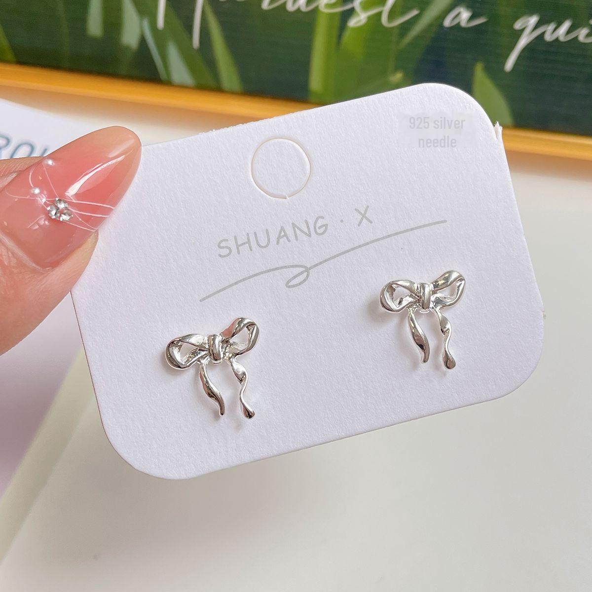 

Серебряные серьги-бантики в виде лент: Элегантный, простой, милый, идеально подходит для повседневной носки и на все случаи жизни