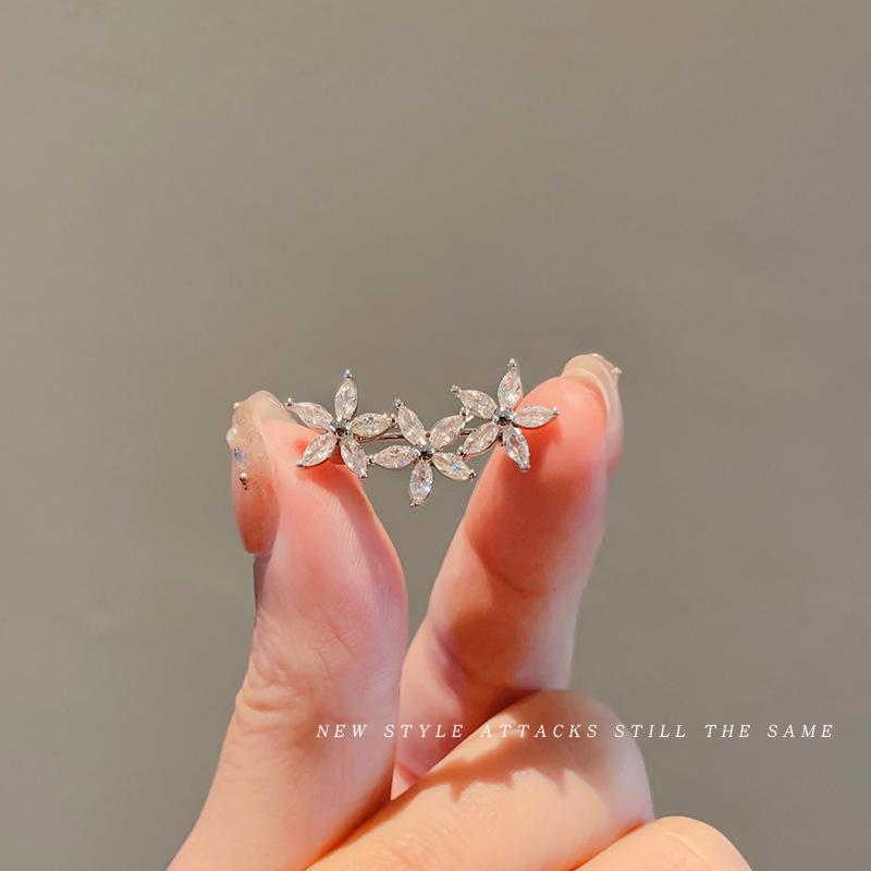 Elegant Butterfly Brooch: Luxurious Suit Accessory & Stylish Corsage for Women