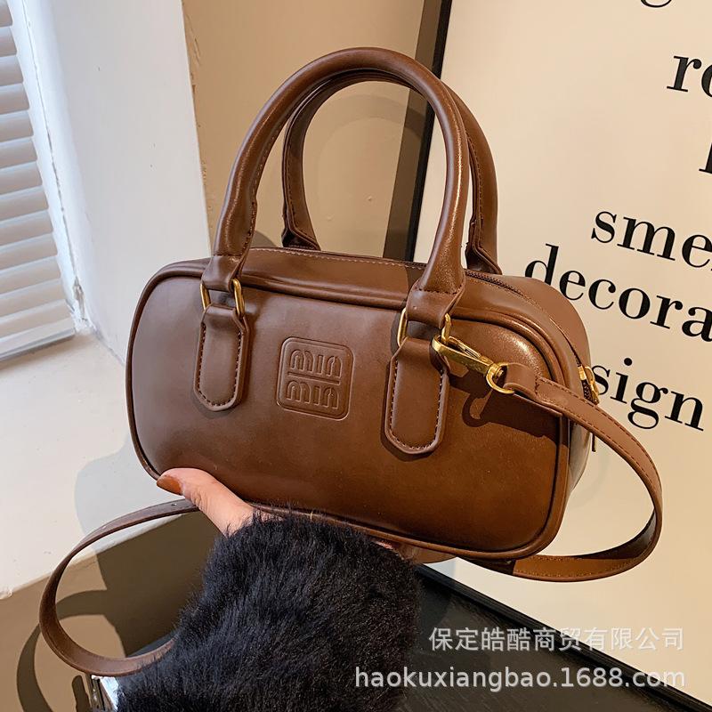 Premium sense retro small bag women 2025 new autumn and winter popular versatile messenger bag super fire portable bowling bag