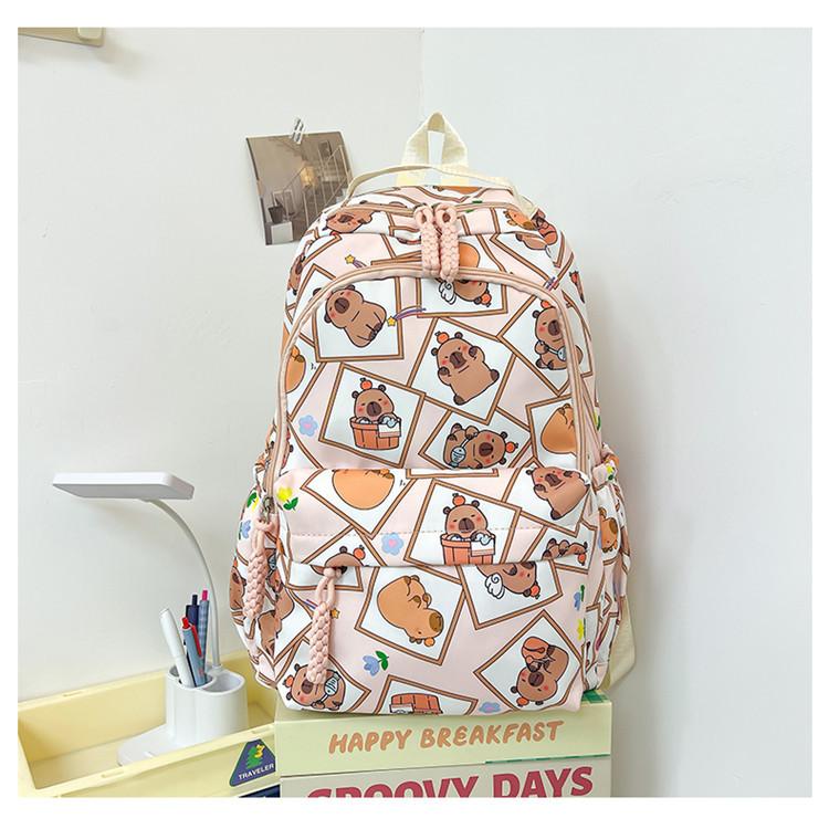 Schultasche College-Stil Mittel- und Oberstufe niedliche Cartoon-Schultasche leicht bedruckt Kapibara Nylon-Schultasche Damenrücken