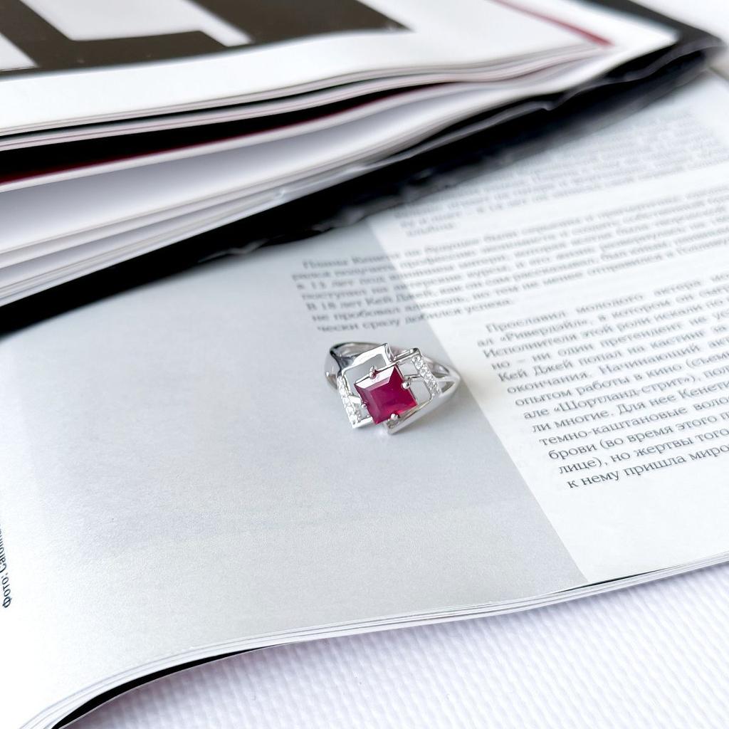 Серебряное кольцо с натуральным рубином 2.633ct, фианитами, вес изделия 3,3 гр (2165316)