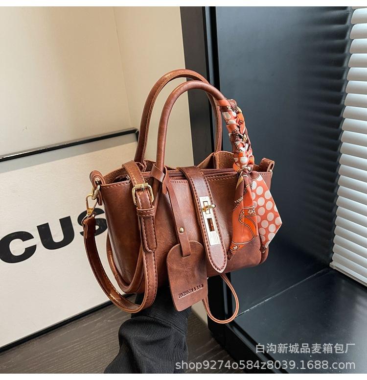 

Fashion silk scarf handbag basket bag vintage small bag bag women s 2025 new versatile crossbody bag commuter shoulder bag коричневый