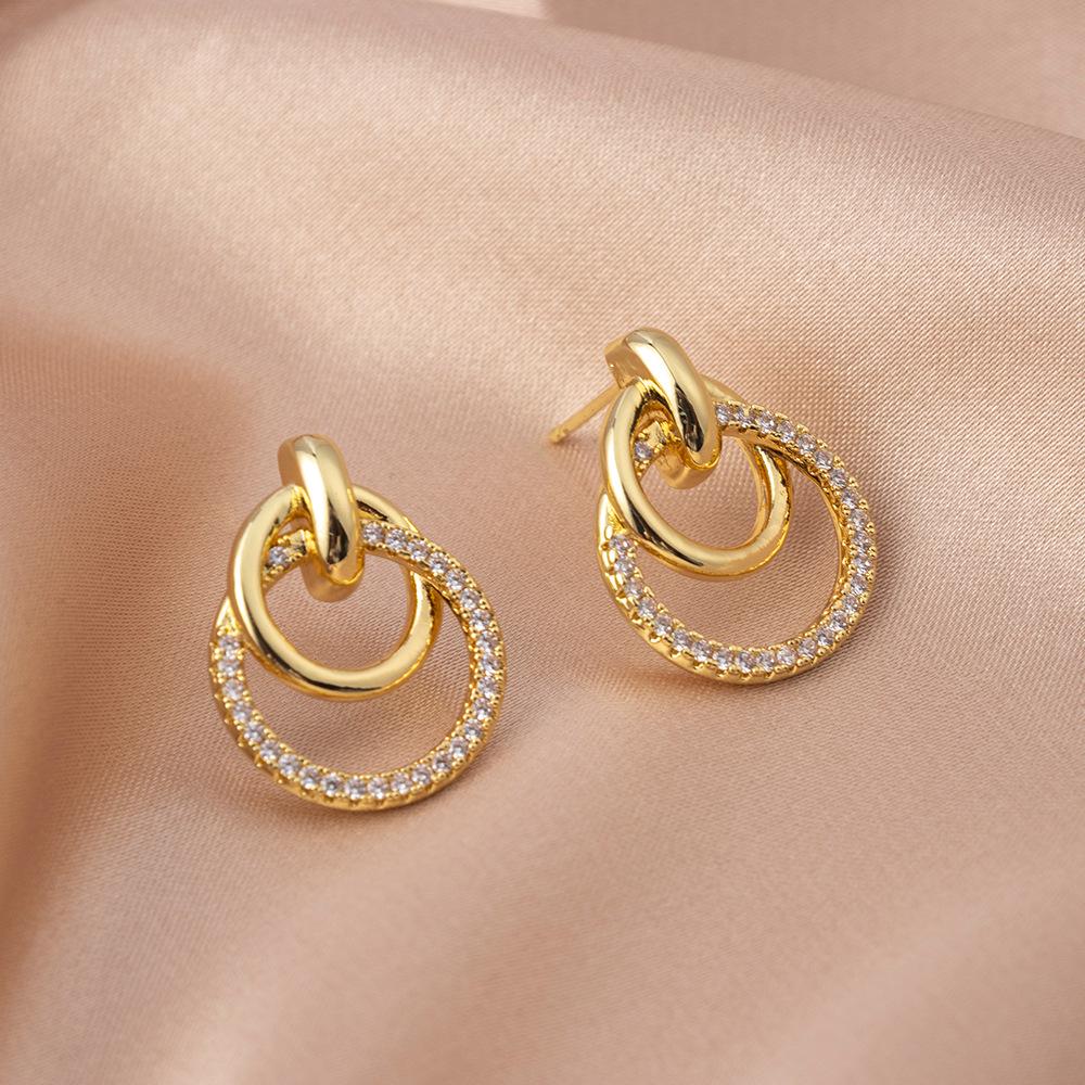 

Изысканные серьги-пусеты из серебра S925 с цирконами в форме круга – Роскошные висячие украшения с уникальным чувством дизайна. золотой