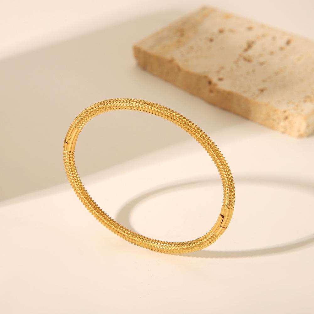 Htpwe Edelstahl Twist Spiked Offener Armreif für Damen 18k Gold Paar Feiertagsgeschenk Armreif Party Täglich Zirkon