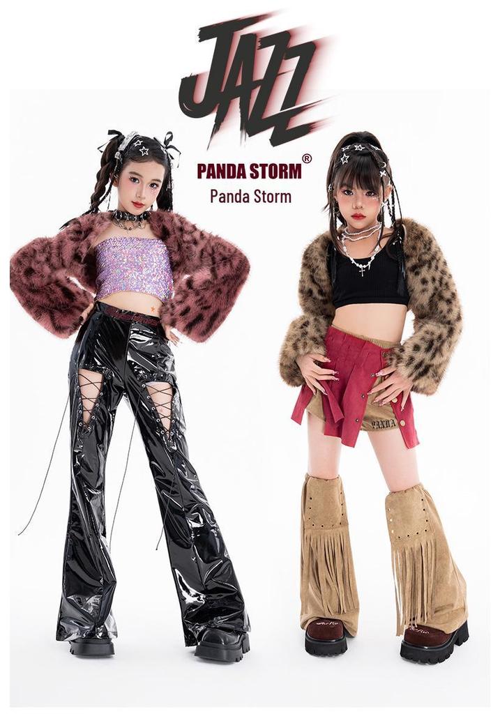 Set alla moda con giacca in pelliccia e pantaloni lunghi a stampa leopardo per performance di danza jazz per bambine