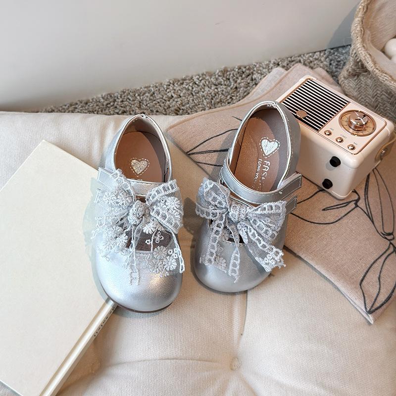

Детская кожаная обувь на двойной липучке, милые туфли принцессы для девочек, сетчатые кружевные банты, новая детская плоская обувь 2025 года, нескользящая мягкая подошва 23 серебряный