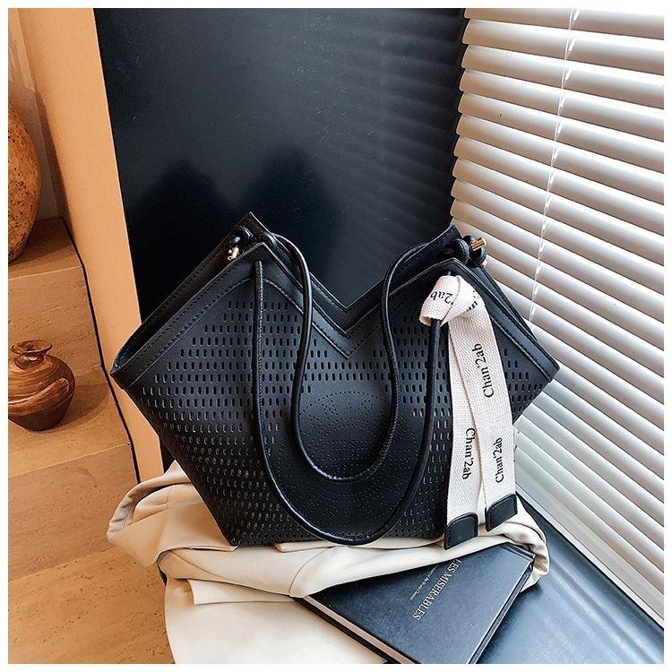 

Large-capacity hollow bag women s summer new casual shoulder bag popular texture commuter tote bag чорний