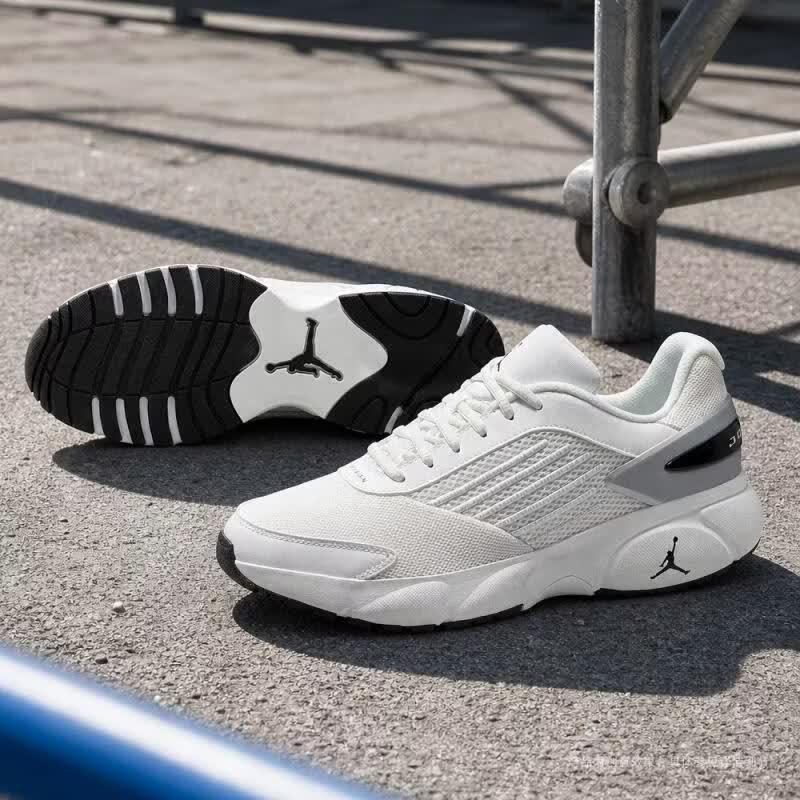 Nike Women s Jordan Trunner Flow Sneakers 5.5