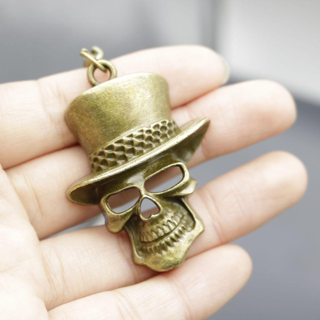 Bijuterii la mare căutare, Pălărie minimalistă, Breloc pandantiv craniu