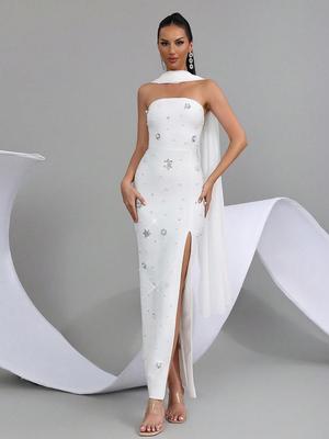 Elegantes Damen-Bandeau-Kleid mit weißen Diamantperlen und fließenden Bändern, sexy offener Rücken, Schlitz und figurbetontem Schnitt.