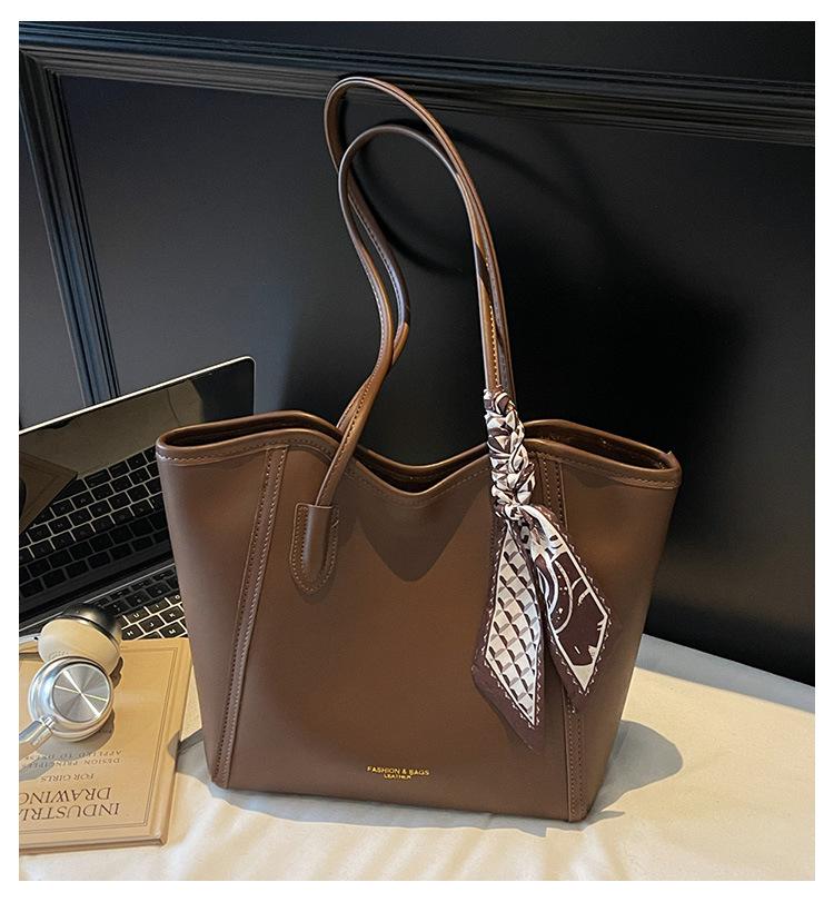 Women's Large Winter Tote Bag 2025: Versatile Casual Shoulder Bag for College and Commuting.
