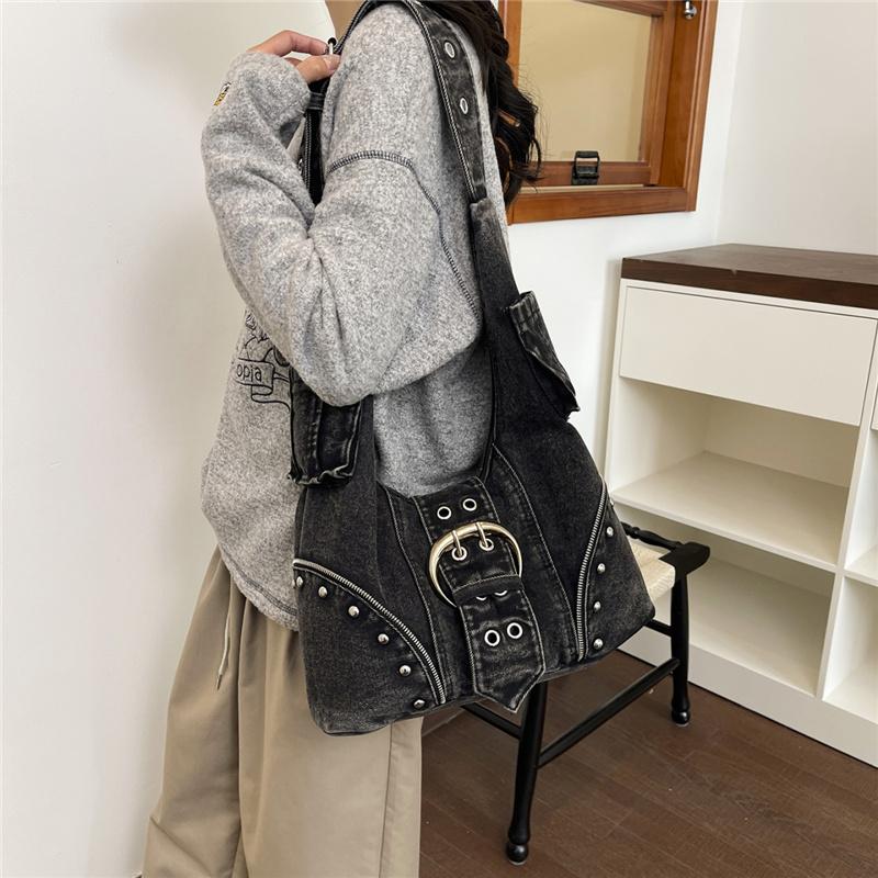 Lässige Denim-Hobo-Tasche mit Metallschnalle und Reißverschluss-Details