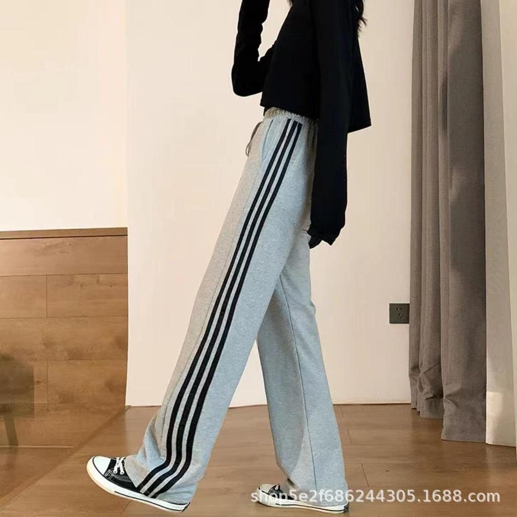 Lässiger Herrenanzug im College-Stil für Frühling und Herbst, bestehend aus Pullover, Strickjacke und Hose mit Drei-Stab-Detail