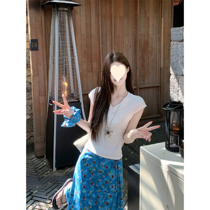 Fashion suit White V-neck short-sleeved T-shirt Women s summer high-waisted and thin floral skirt two-piece set S