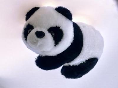 Apie 17 cm dydžio spaudžiamas pliušinis žaislas panda su nėriniais ir perlais