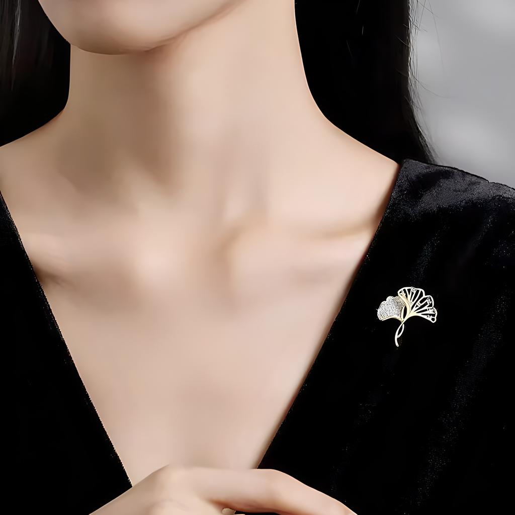 Rhinestone Ginkgo Biloba Brooch High-End Women'S Delicate Leaf Brooch Niche Design Sense Anti-Light Pin Suit Accessories