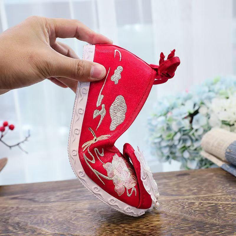 Neue Damen Knöchelriemen Bestickte Schuhe Ethnischer Stil Erhöhte Innere Keile Flache Dreidimensionale Blume Hanfu Schuhe