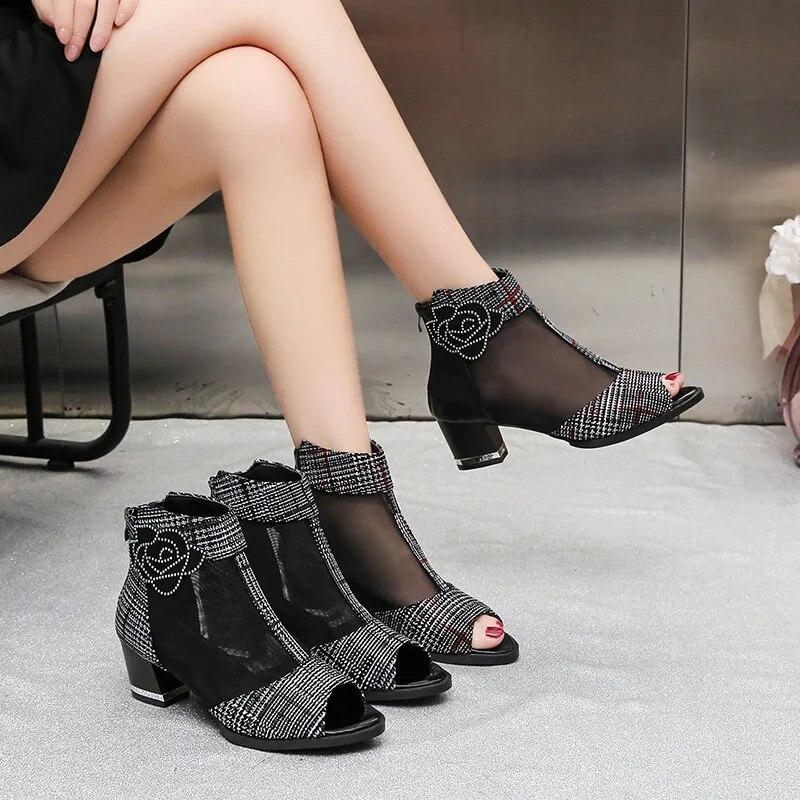 2024 Sommer Tykke Hæler Sandaler Dame Nye Rhinestone Mesh Pustende Sko Kvinner Mote Kule Støvletter Svart Spiss Tå Høye Hæler