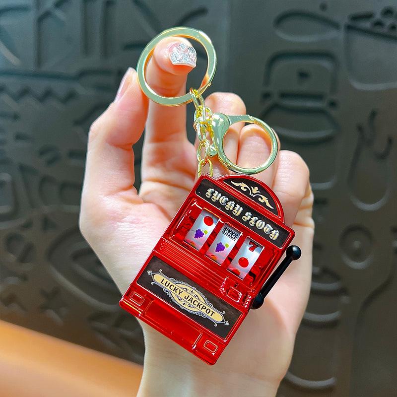 

Vibrant Fruit Shaker Keychain Handheld Game Console Pendant - Small Gift червоний