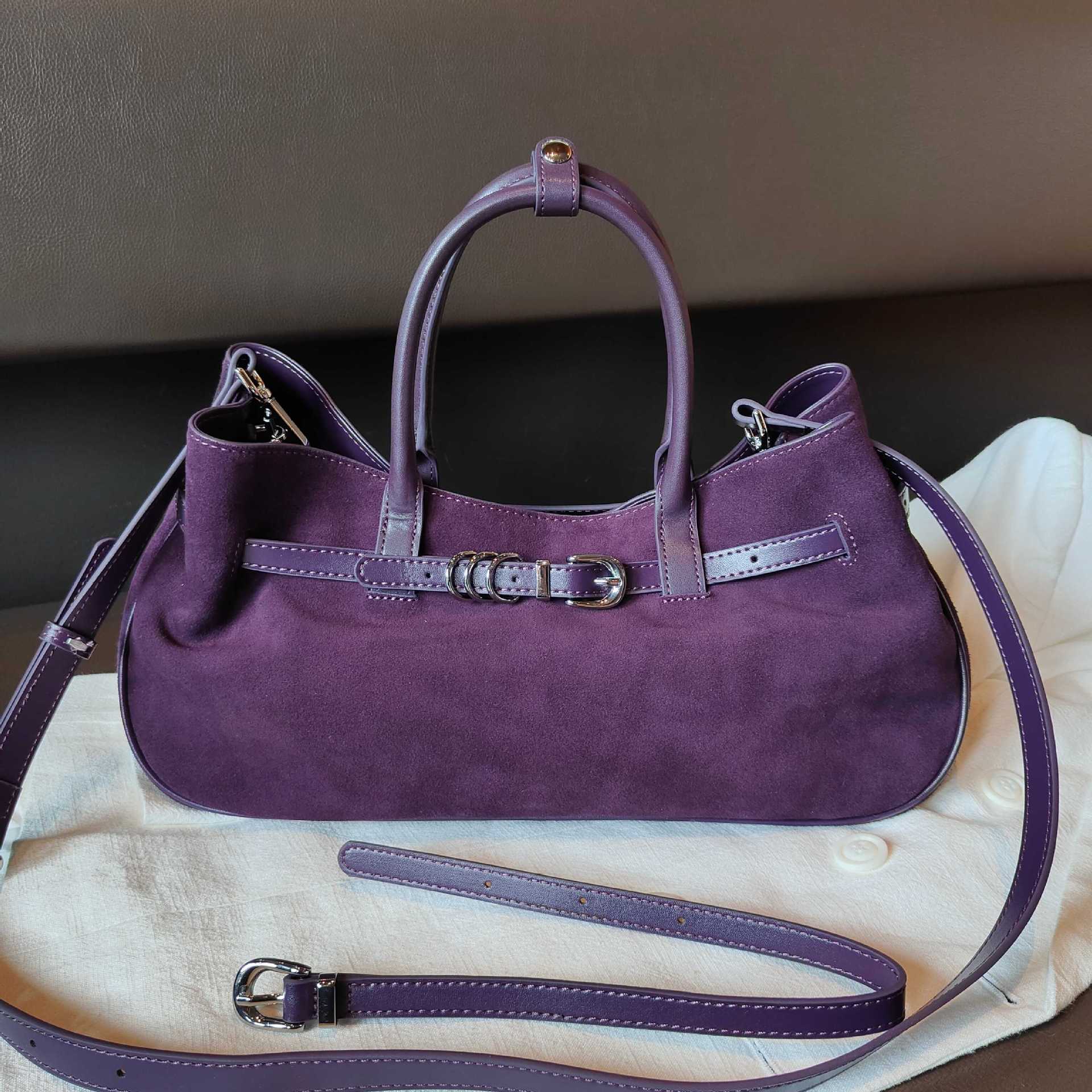 

2025 Новый стиль Ретро Потертая коровья кожа Большая вместимость Сумка-тоут Модная Повседневная Минималистичная Универсальная Одинарная кожаная Сумка женская 36x13x20cm фиолетовый