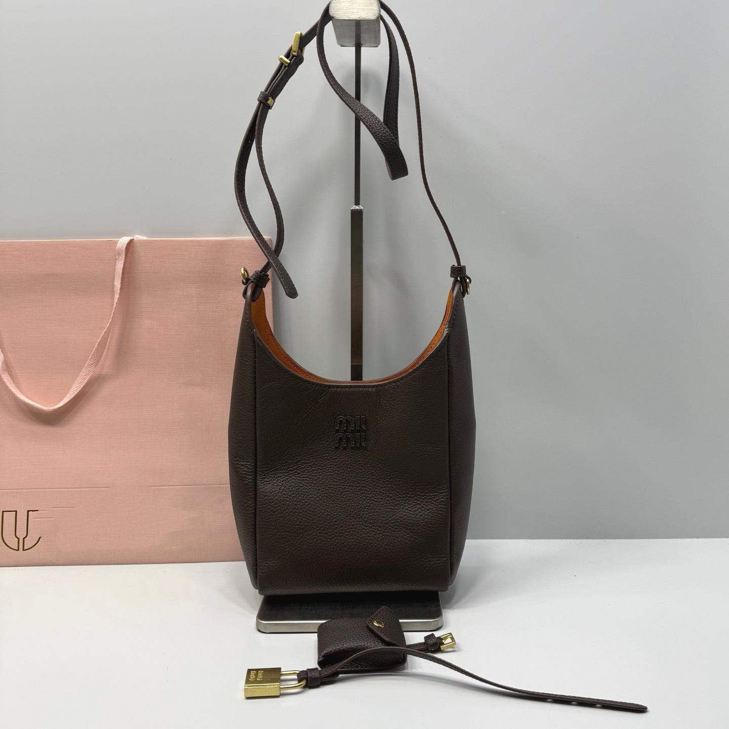 

Real Leather 2025 New Versatile Shoulder Crossbody Bag With Lychee Pattern Cowhide Small Retro Phone Women Simple Design Size: 18 X 16 X 7 cm кавовий