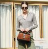 Damen Handtasche aus Wildleder und Rindsleder mit mehreren Fächern und Metallschnalle zum Tragen über einer Schulter oder als Crossbody Tasche