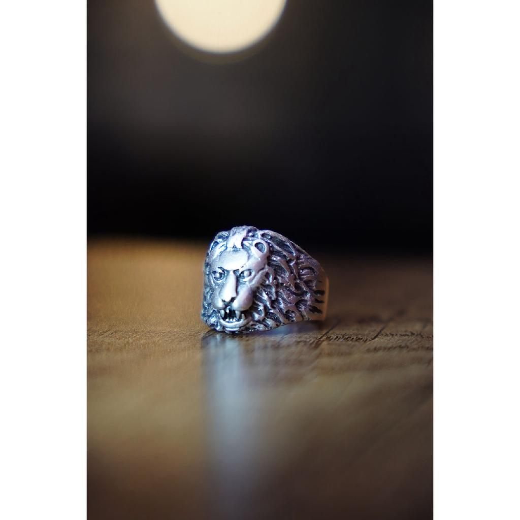 Antiker, versilberter, verstellbarer Ring mit Löwenmodell