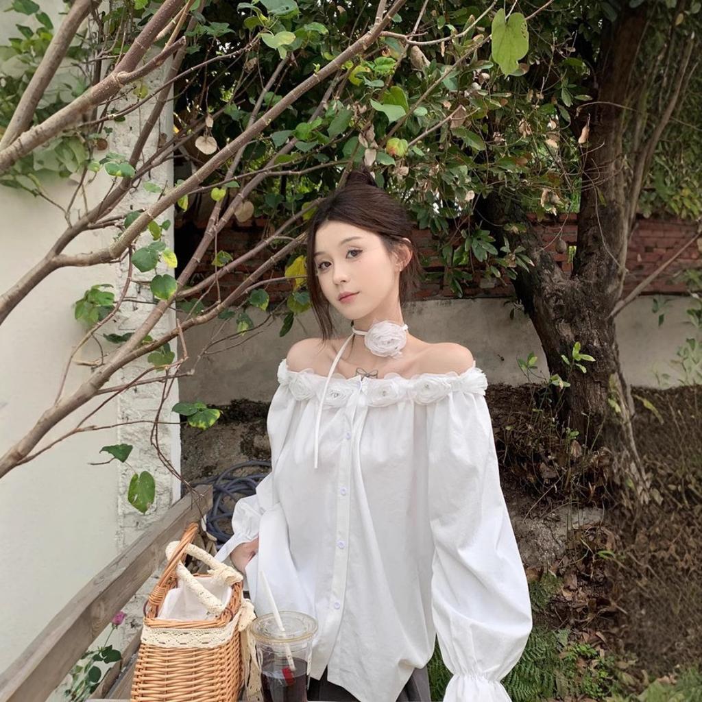 Süßer Mädchenstil Designgefühl Blume Ein-Schulter-Shirt für Damen Frühling Neu Slim Weißes Oberteil