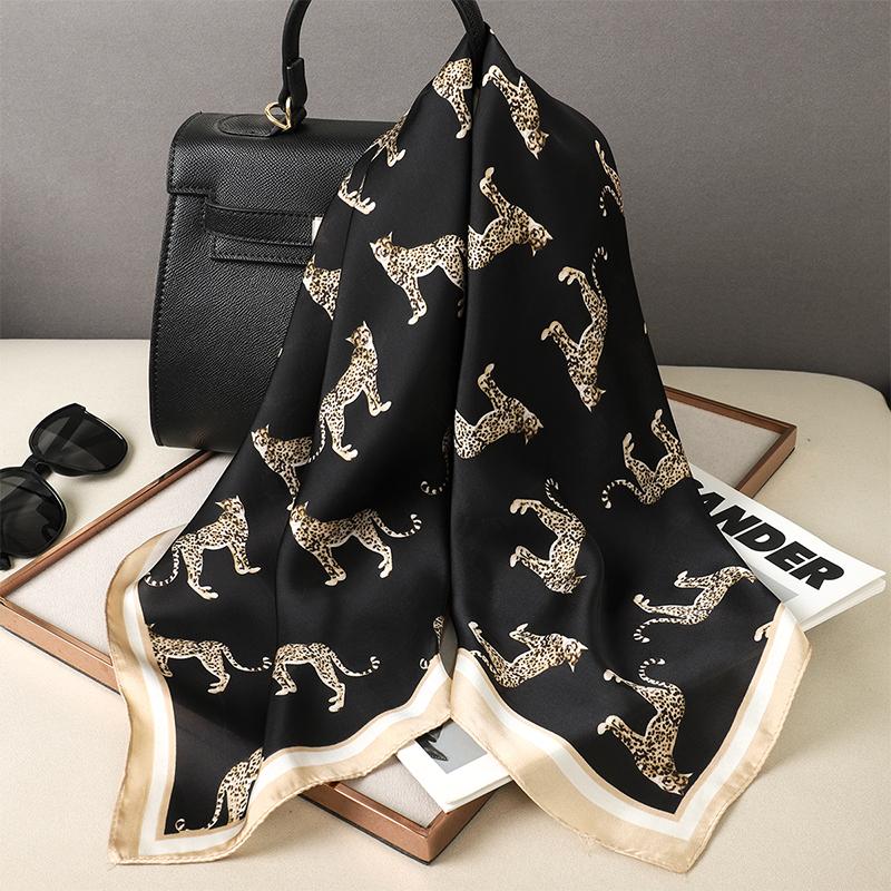 Luxusmarke Quadratischer Seidenschal Frauen Haarband Design Bedruckte kleine Satinschals Foulard Halstuch Weibliche Stirnbänder Bandana