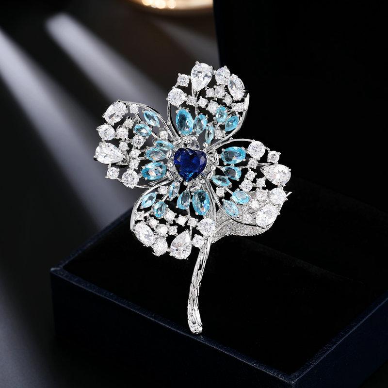 

Новый нишевый дизайн, ощущение пустоты, элегантная брошь с четырьмя лепестками, роскошная булавка для пальто, анти-световые аксессуары