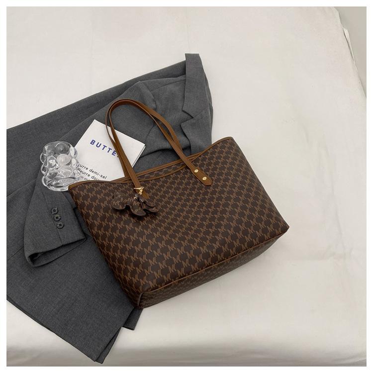 

2025 новый хай-энд большая сумка трендовая легкая роскошная универсальная сумка через плечо большой вместимости для поездок на работу легкая ручная сумка-тоут