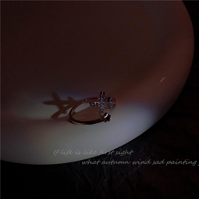 

Personalized tail ring Small plane ring Female, design sense Index finger ring Cold wind slightly inlaid zircon ring Adjustable opening