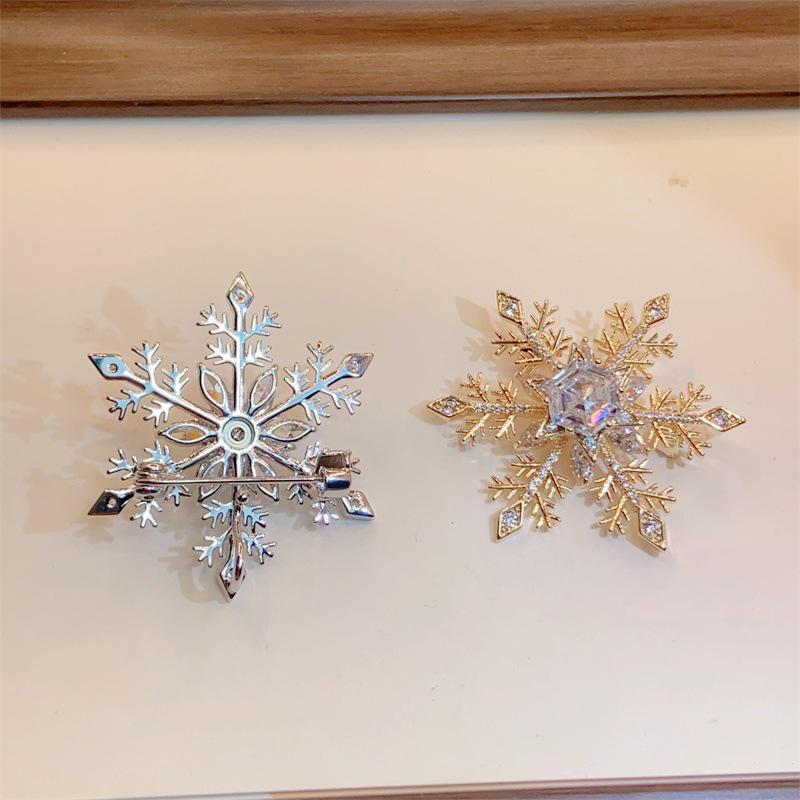 Elegant Rotating Snowflake Brooch: High-End Unisex Pin for Fashionable Sweater Decoration