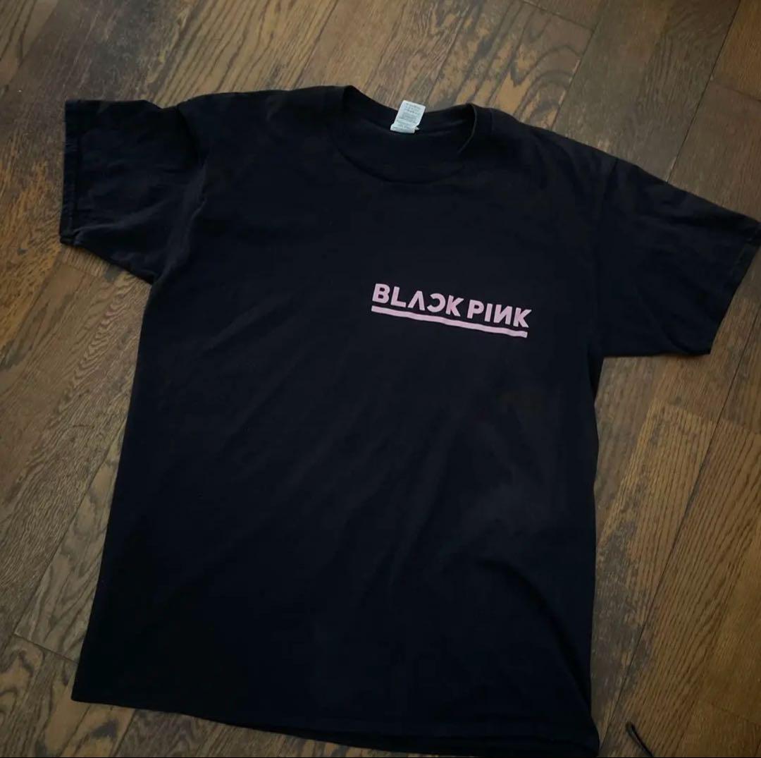 

[Б/У] Чрезвычайно редкая футболка BLACKPINK с красивым силуэтом и именем участницы