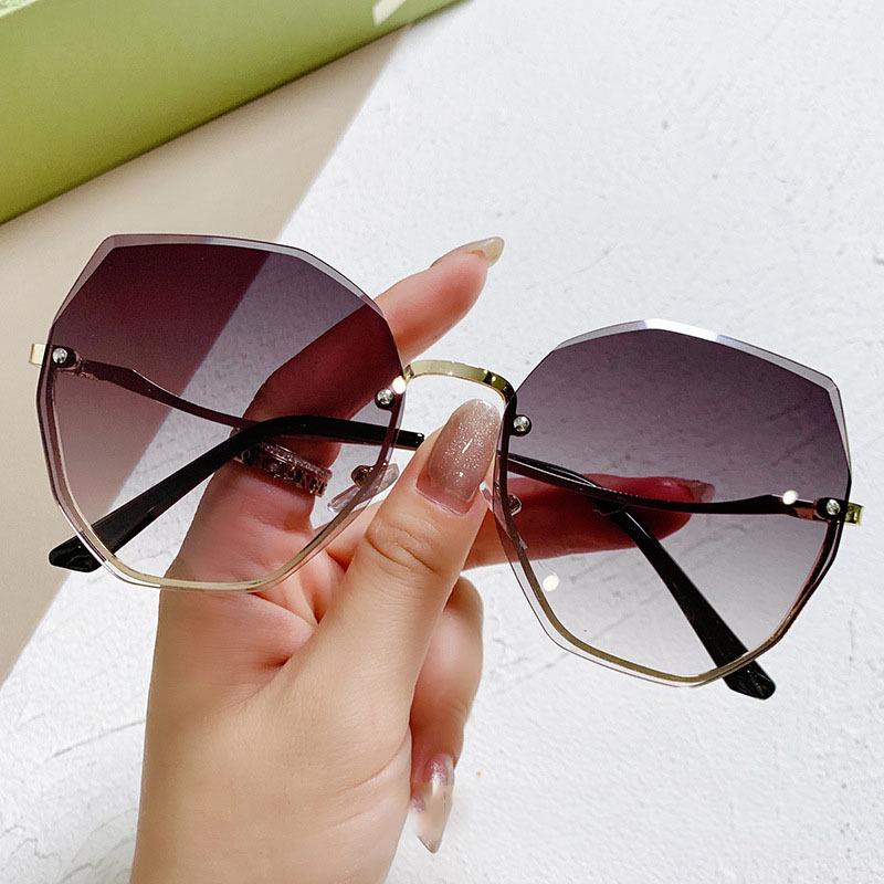 

Трендовые безободковые градиентные солнцезащитные очки 2025 – Корейская мода, большая оправа для женщин HD Enhanced [Pouch + Cloth] прозрачный/дым