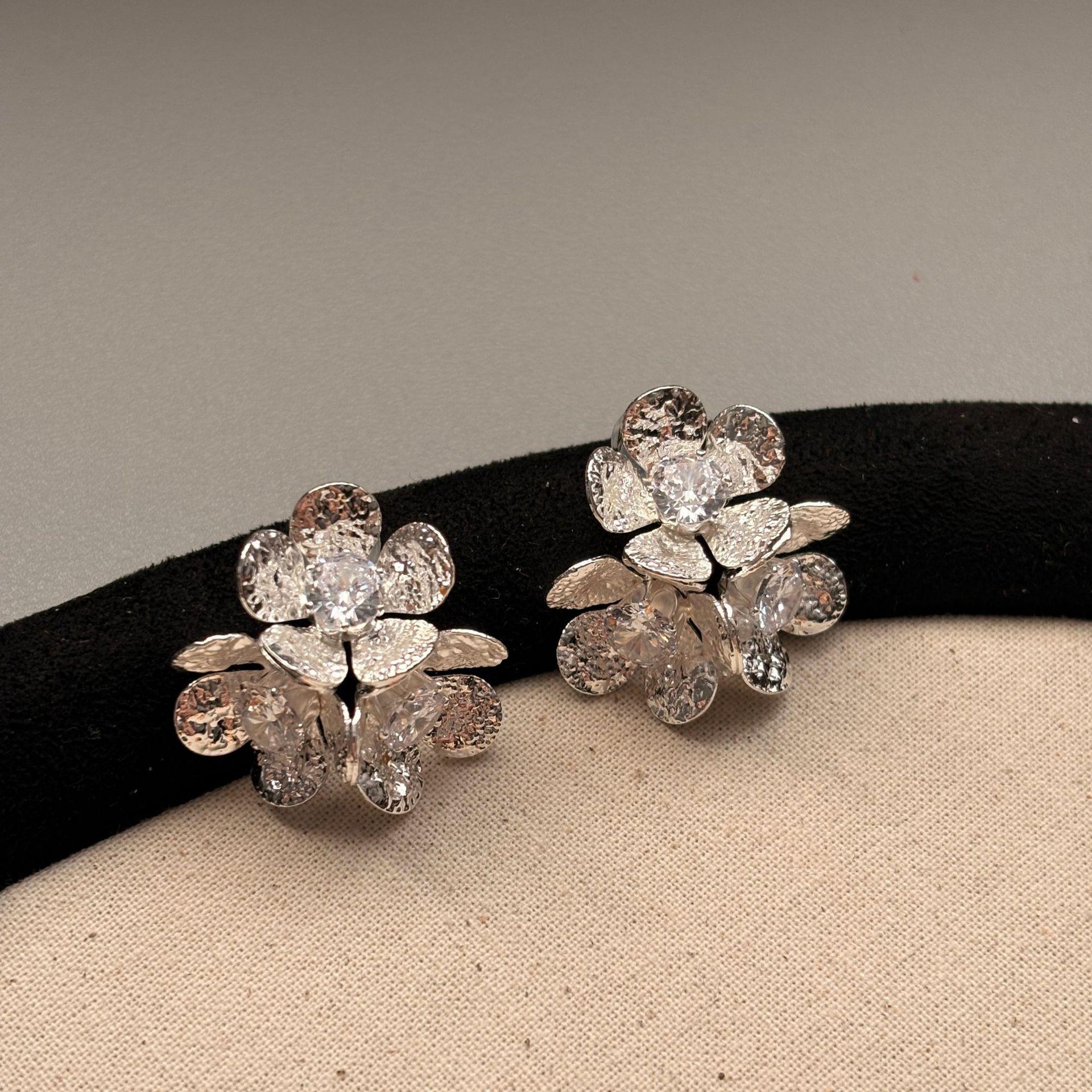 

Three Leaf Flower Earrings with Korean Texture and Temperament, High-end Earrings with Elegant and Exquisite Chinese Style Versatile Temperament